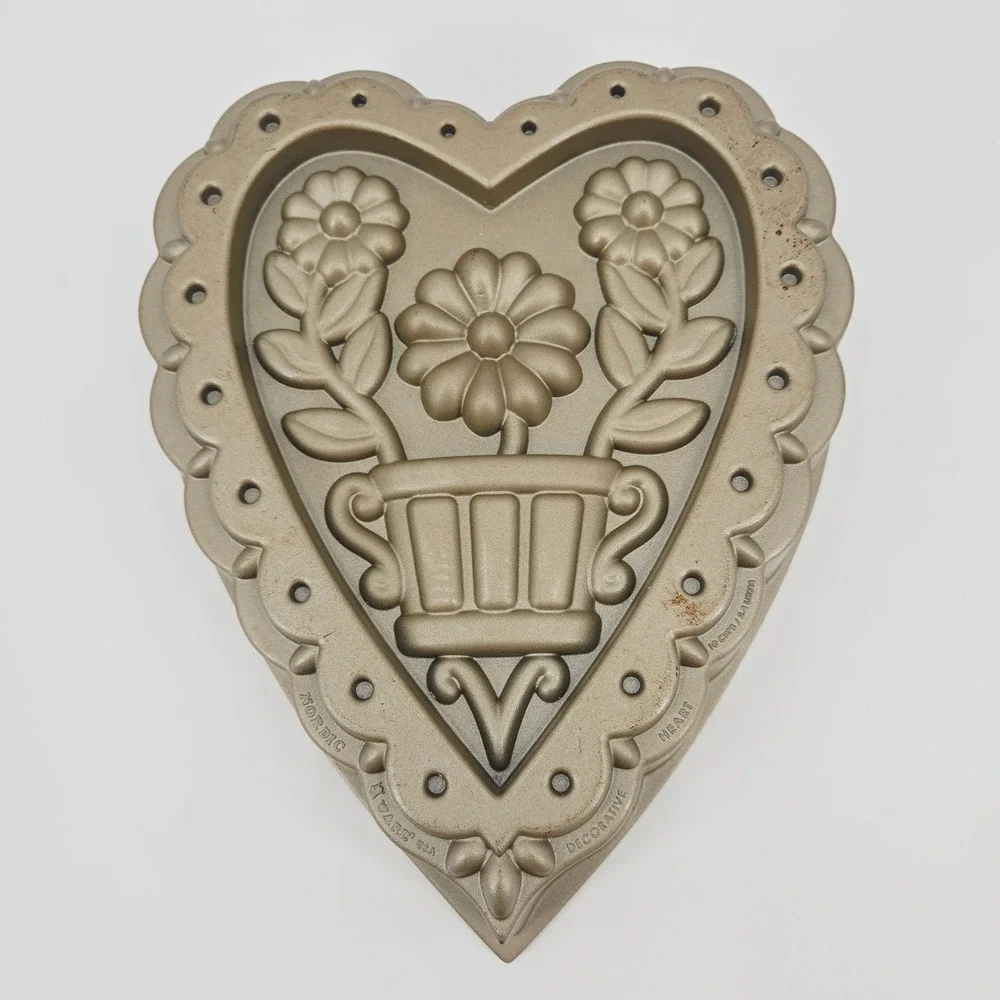 Nordic Ware Decorative Heart Flowers Bundt Pan 10 Cup Cast Aluminum USA